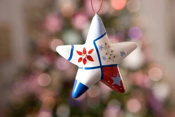 Estrela de Natal com árvore e luzes em b — Fotografia de Stock