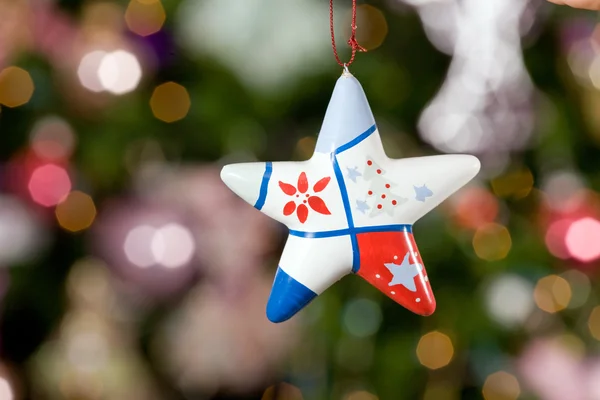 Julstjärna med träd och ljus på b — Stockfoto