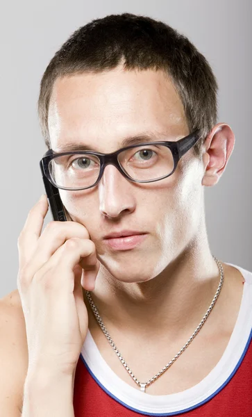 Hombre joven en gafas con teléfono móvil i — Foto de Stock