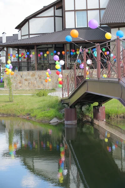Colorful helium baloons at bridge that l — Stock Photo, Image