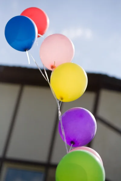 Balony helem kolorowe naprzeciwko domu — Zdjęcie stockowe