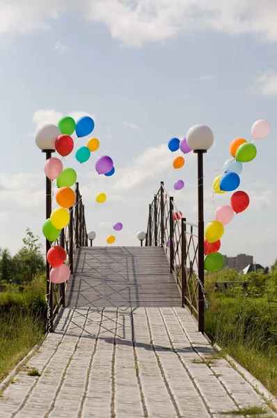 Colorful helium baloons at bridge opposi — Stock Photo, Image