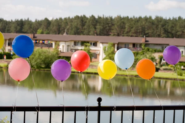 Baloons του ηλίου στη γέφυρα με λίμνη και h — Φωτογραφία Αρχείου