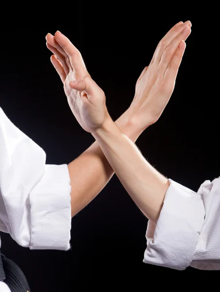 Duas mãos cruzadas de luta em kimo branco — Fotografia de Stock