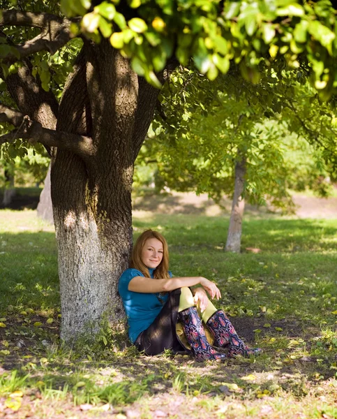 Ładna kobieta pod drzewem — Zdjęcie stockowe