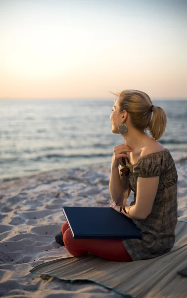 Flicka med boken på stranden — Stockfoto