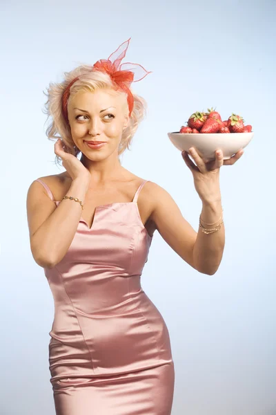 Žena s misku s jahodou — Stock fotografie