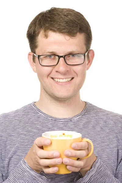 Sarı bir fincan gülümseyen bir adam — Stok fotoğraf