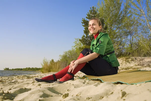 海の海岸に座っている女の子 — ストック写真