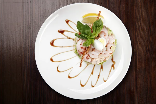 Prato com salada de camarão — Fotografia de Stock