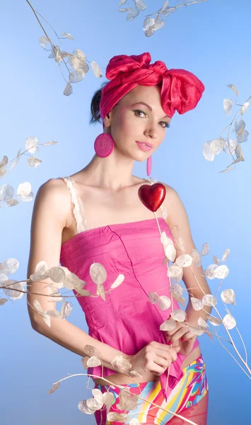 Красивая девушка в розовом с сердцем — стоковое фото