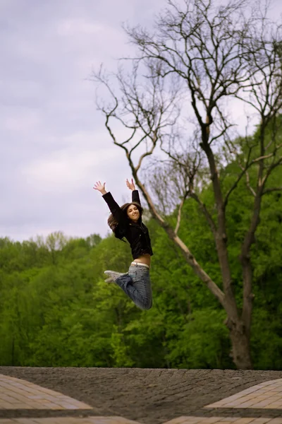 Gadis muda melompat di taman — Stok Foto
