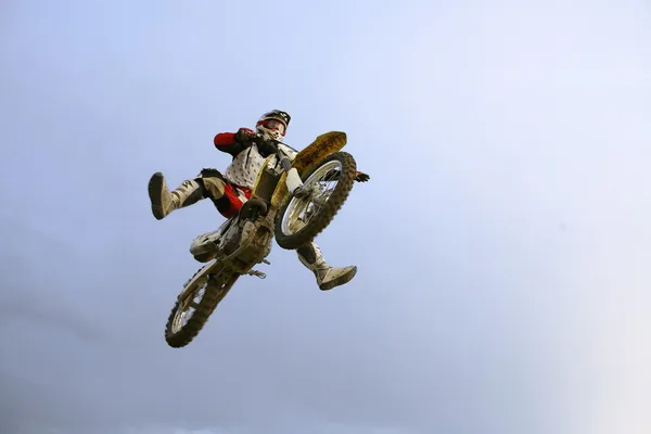 Rider motocross, skoki nad photogr — Zdjęcie stockowe