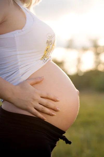 Gravid stanna och hålla magen — Stockfoto