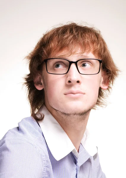 Молодий чоловік в окулярах — стокове фото