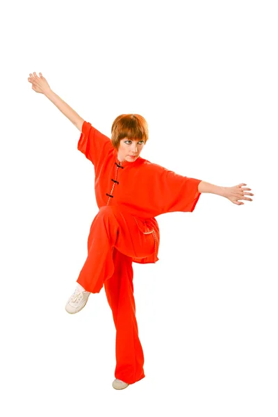 Młoda kobieta sprawia, że kung-fu ćwiczenia isola — Zdjęcie stockowe
