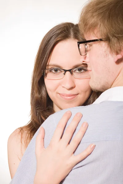 Unga lyckliga par i kramar på vit bakgrunds — Stockfoto