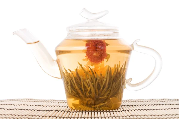 Teekanne mit grünem Tee auf Matte — Stockfoto