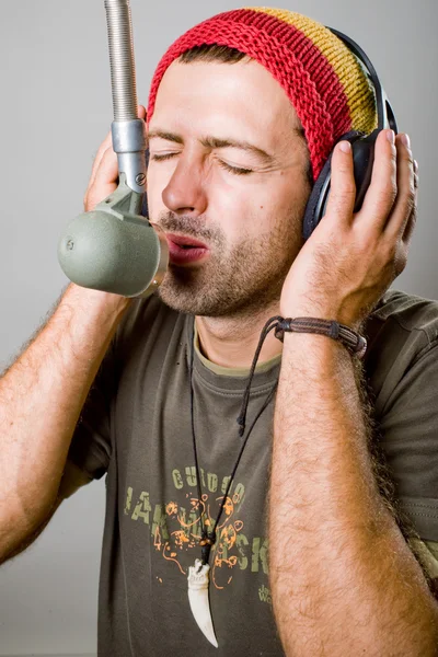 Молодий чоловік співає в мікрофоні — стокове фото