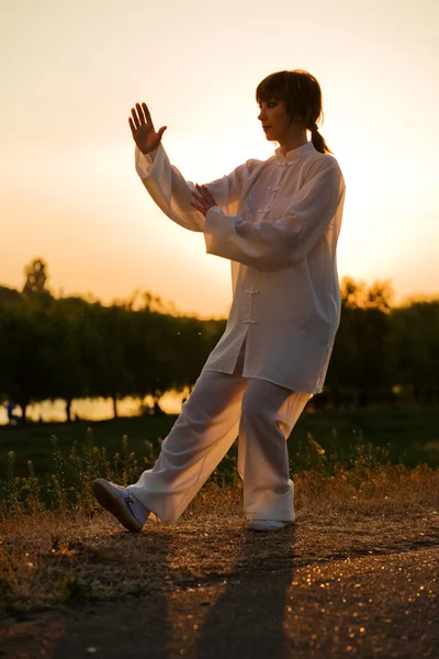 Mujer en traje blanco hacer — Foto de Stock