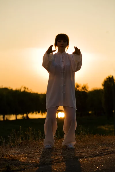 Mujer en traje blanco hacer —  Fotos de Stock