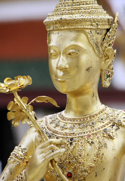 Золота скульптура з квіткою — стокове фото