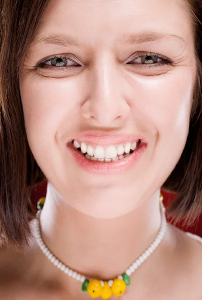 Vacker kvinna ler i kameran — Stockfoto