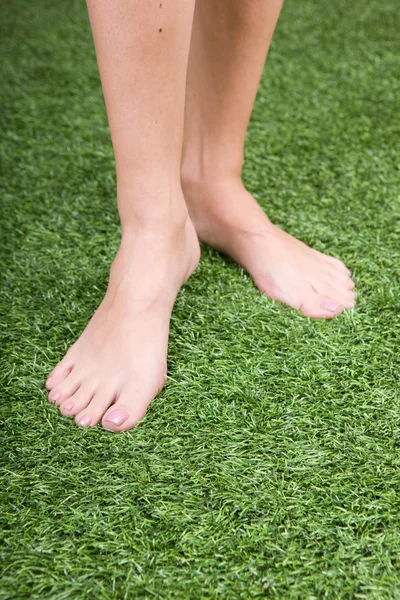 Piękne szczupły kobiece stopy na trawie — Zdjęcie stockowe