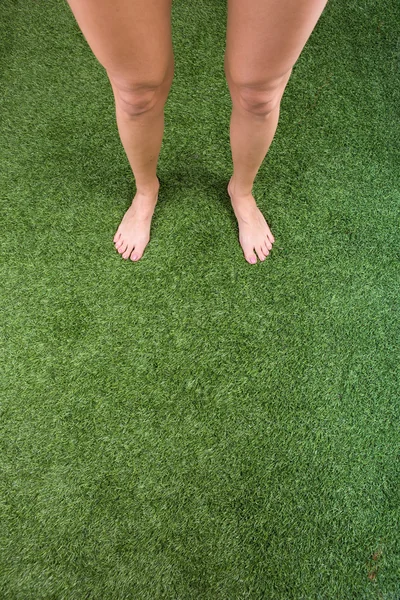Красиві тонкі жіночі ноги на траві — стокове фото