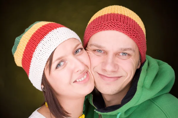 Pair in reggae hats smile together — Stock Photo, Image