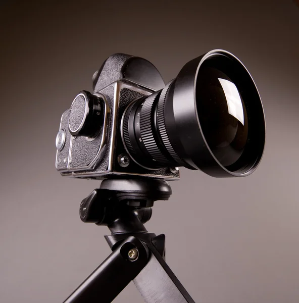 Antigua cámara fotográfica con trípode — Foto de Stock