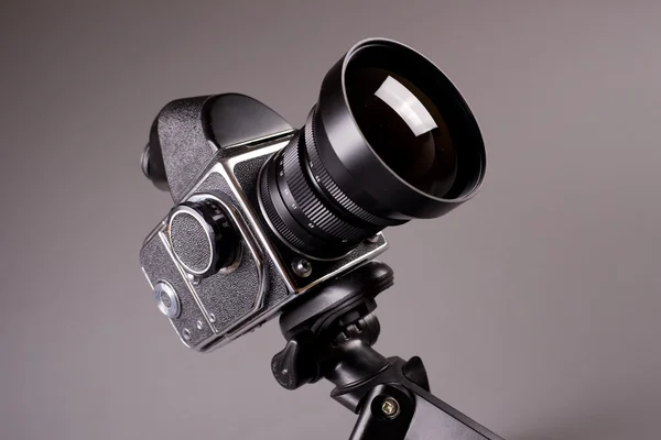 Oude fotocamera met statief — Stockfoto