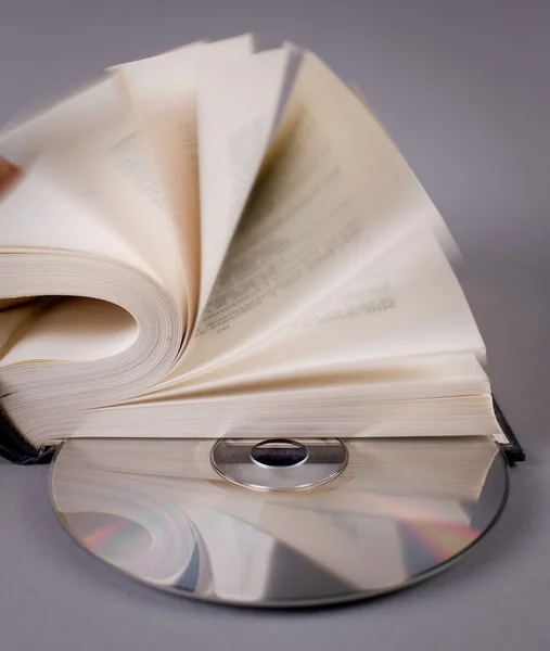 Открытая книга с компакт-диском — стоковое фото