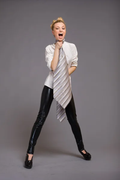 Retrato de jovem modelo de moda loira em cinza — Fotografia de Stock