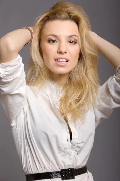 Portret młodej blond modelka na szary — Zdjęcie stockowe
