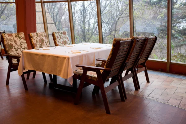 Serveras bord i restaurangen med fönster — Stockfoto