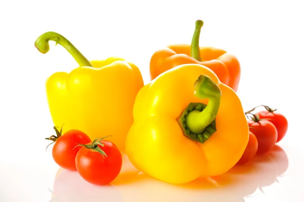 Paprika ja tomaatit — kuvapankkivalokuva