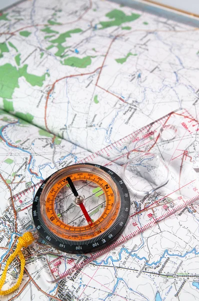 指南针和地图 — 图库照片