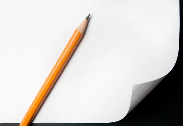 Papel en blanco con lápiz — Foto de Stock