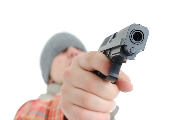 Jovem está apontando com arma — Fotografia de Stock