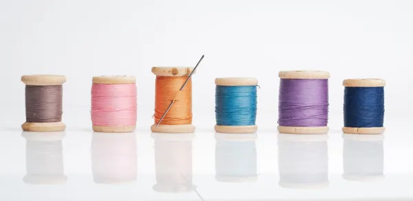 Aguja de coser e hilos — Foto de Stock