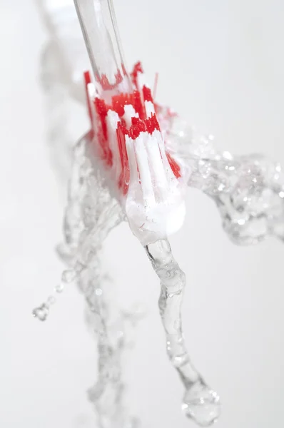 Cepillo de dientes en un chorro de agua —  Fotos de Stock