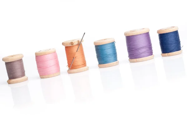 Швейная игла и нитки — стоковое фото