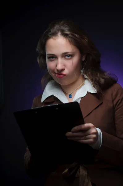 ノートをやっている若いビジネス女性 — ストック写真