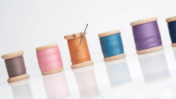 Aguja de coser e hilos — Foto de Stock