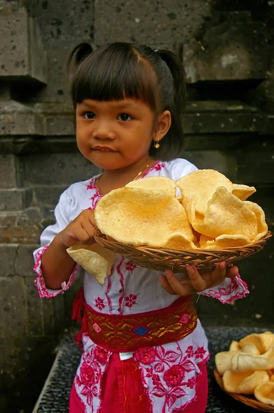 Chica llevando galletas de langostino — Foto de Stock
