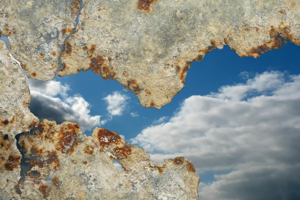 Небо выглядывает сквозь ржавое железо — стоковое фото