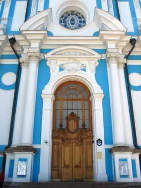 Kilise kapısı