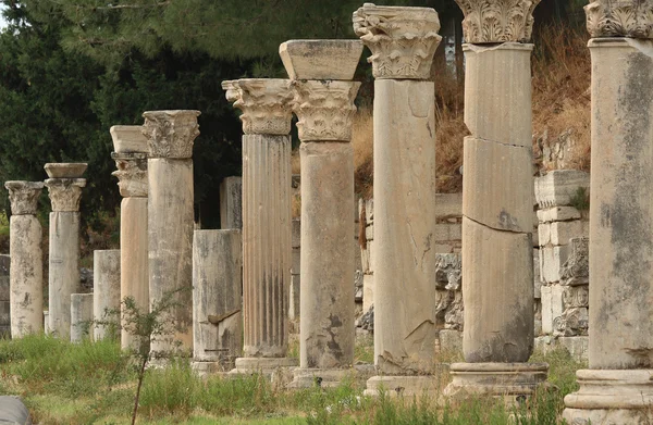 Kolumny w starożytnym Efezie, Turcja — Zdjęcie stockowe