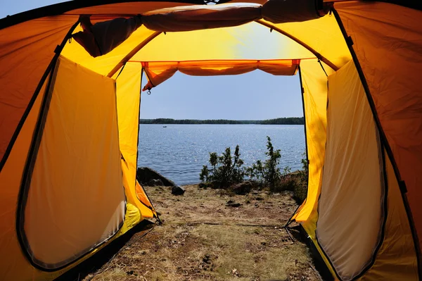 Открытие палатки — стоковое фото